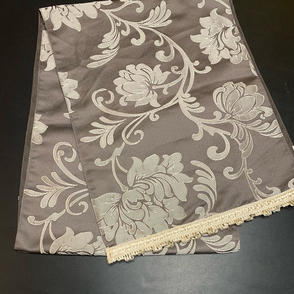 Table runner gray and cream